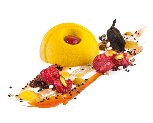 Törtchen von der Passionsfrucht Passionsfruchtmousse, mit weißer Schokolade und einem Kern aus Himbeer-Ruby-Creme, ø 7 cm.