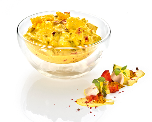 Geflügelsalat "Bombay" mit Hühnerbrust, mit Ananas und Paprika, in Mango-Curry-Creme.