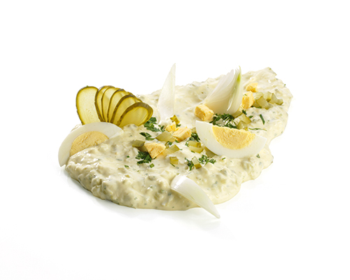 Remouladensauce klassisch zubereitet, mit Gewürzgurken und Eiern.