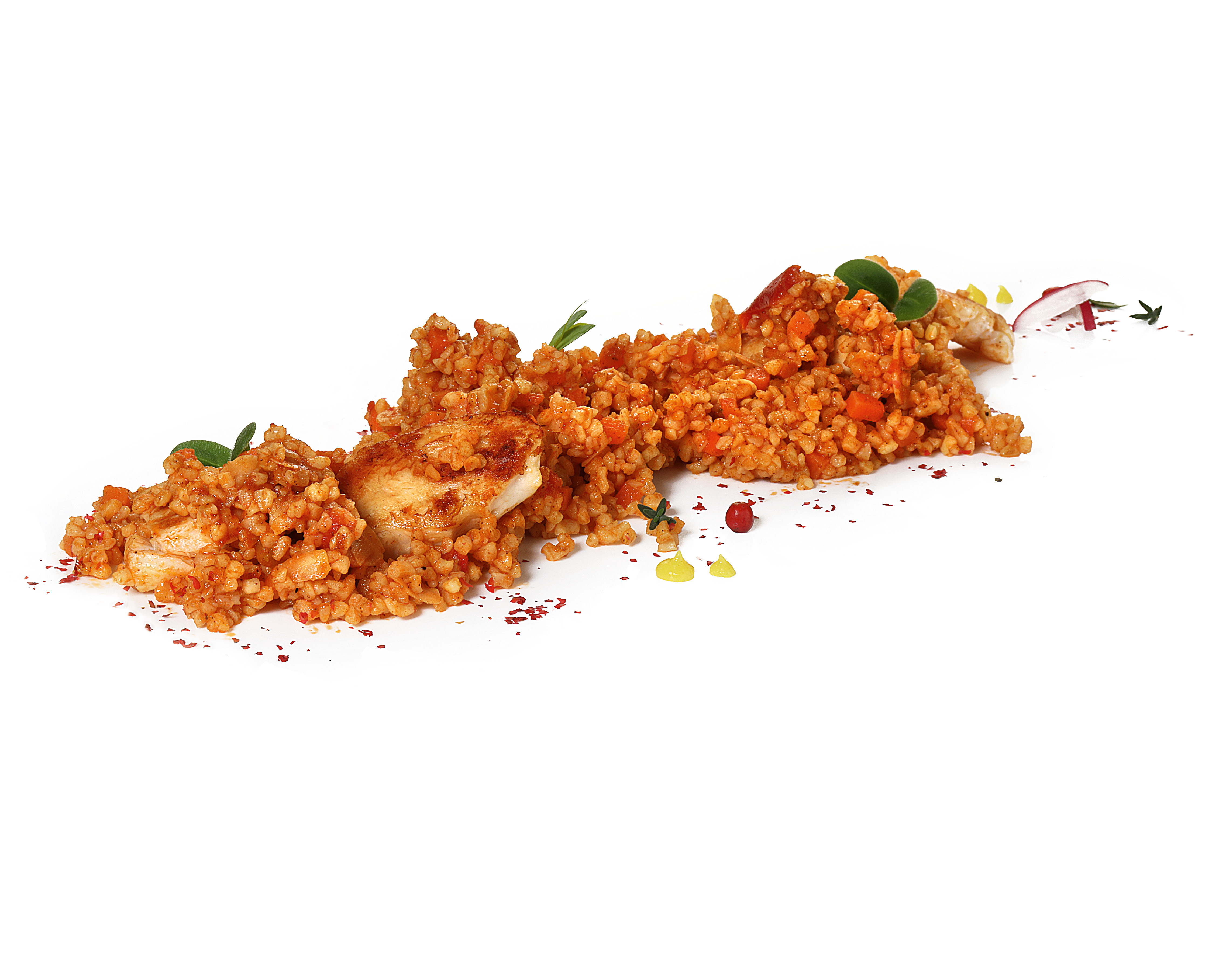 Orientalische Bulgur-Hähnchenpfanne mit Karotten, Tomaten, Staudensellerie und Mandeln, orientalisch gewürzt.