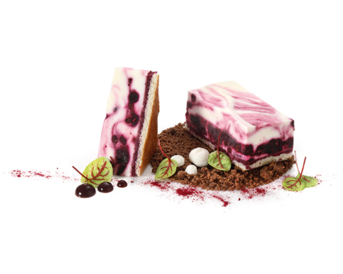 Marmorierte Holunderschnitte aus fruchtig-süßem Holunderragout und Zitronenschmandcreme, abgerundet mit Zitronenabrieb, 4 x 7,5 cm.