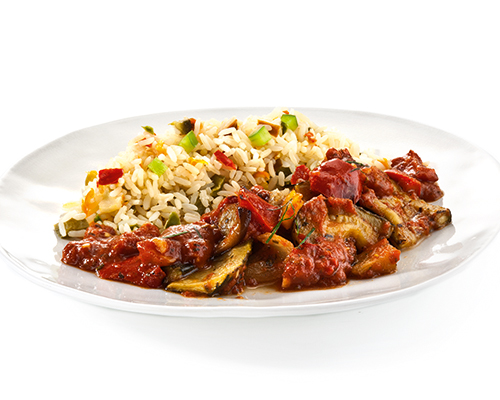 Grillgemüse in Tomatensauce, mit buntem Paprika-Langkornreis.