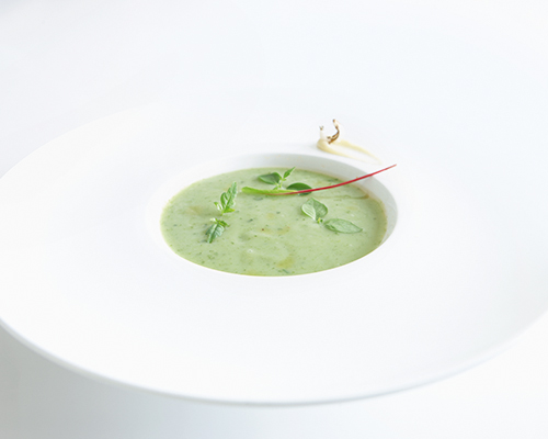 Kräuterrahmsuppe fein püriert, verfeinert mit Kräutern.