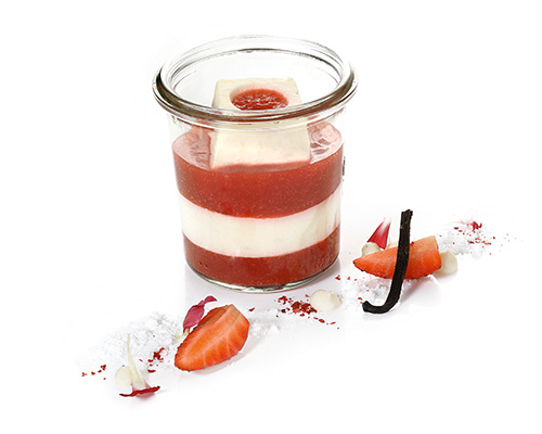 Strawberry and vanilla dream Airy vanilla mousse with strawberry coulis, in a tall preserving jar.