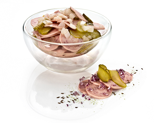 Münchner Wurstsalat mit Regensburger, mit Gewürzgurken und Zwiebeln, in Essig-Öl-Dressing.