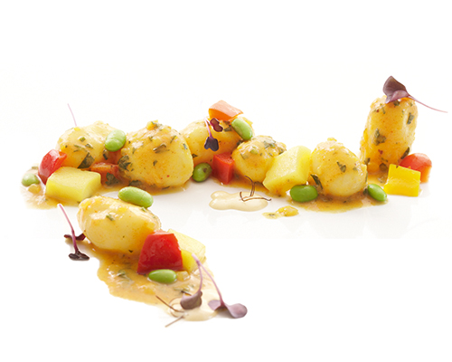 Kartoffelcurry mit Sojabohnen, Mango, roter und gelber Paprika und kräftigem Jaipur-Curry.