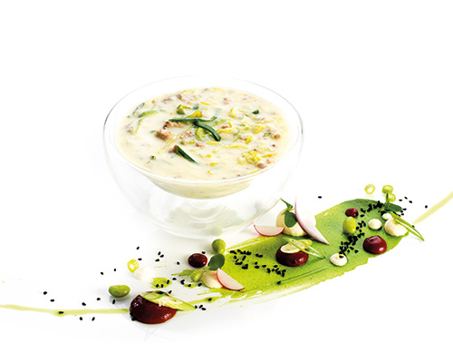 Lauch-Käse-Suppe mit Geflügelhackfleisch, verfeinert mit Schmelzkäse.