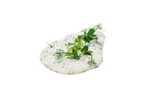 Vegane Remouladensauce auf Basis einer veganen Mayonnaise, klassisch abgeschmeckt mit Gewürzgurken, Weißweinessig und  Kräutern.