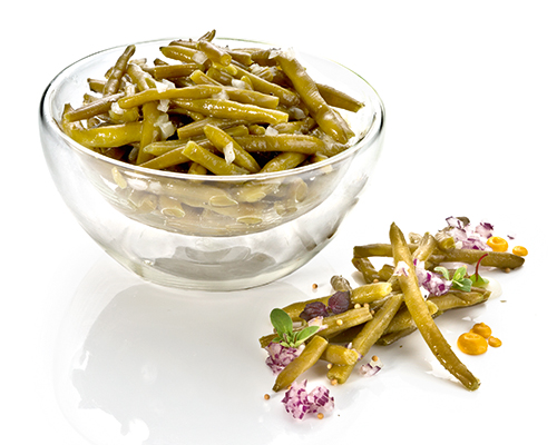 Bohnensalat mit Zwiebeln, in Essig-Öl-Dressing.