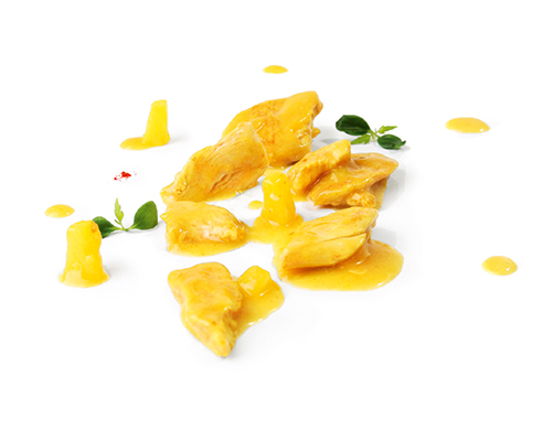 Sliced chicken breast with apples and pineapple, in curry sauce.