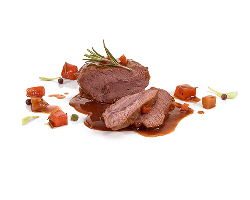 Kalbsbäckchen in eigener Jus am Stück gegart, mit Röstgemüse und frischen Kräutern.