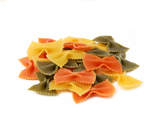 Farfalle tricolore weiße, rote und grüne Schmetterlingsnudeln, al dente gekocht, Al dente gekocht.