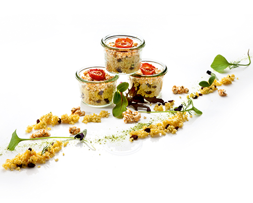 Couscous-Salat mit Berberitzen und Mandeln mit körnigem Paprikafrischkäse und Kirschtomaten, Negativ für kleines Weckglas.