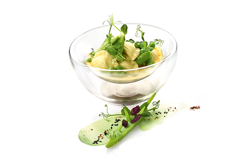 Edamame-Tofu-Dim-Sum-Bowl vegane Bowl mit Zuckerschoten und Edamame-Tofu-Dim-Sum in einem mit Chili abgerundeten Kokosfond.