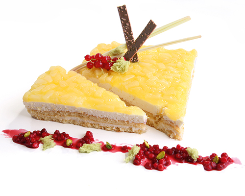 Ananasragout auf Kokoscreme lockere Kokosnusscreme, mit Ragout von frischer Ananas, 12,5 x 27 cm.