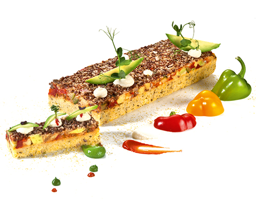 Gemüseschnitte zarte Kräuterpolenta mit mediterranem Topping, verfeinert mit Fenchelsamen, Leinsamen und  Sonnenblumenkerne, 14 x 13,3 cm.