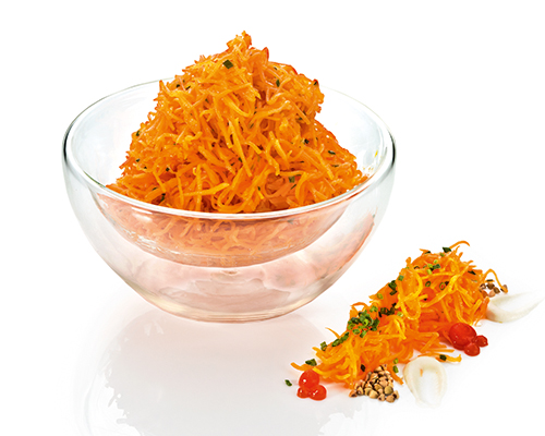 Karottensalat mit Schnittlauch, in Essig-Öl-Dressing.
