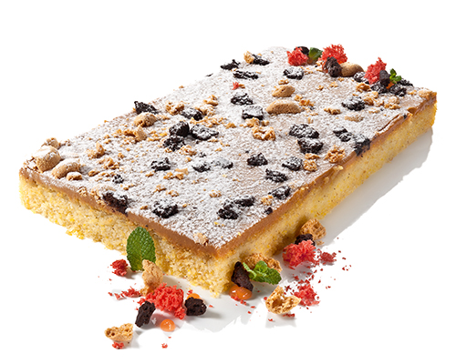 Sweet Polenta mit Salzkaramell saftig gebackener Polenta-Biskuit, mit Joghurt und Vanille, ausgarniert mit Amarettini und Cookies, 12,5 x 27 cm.