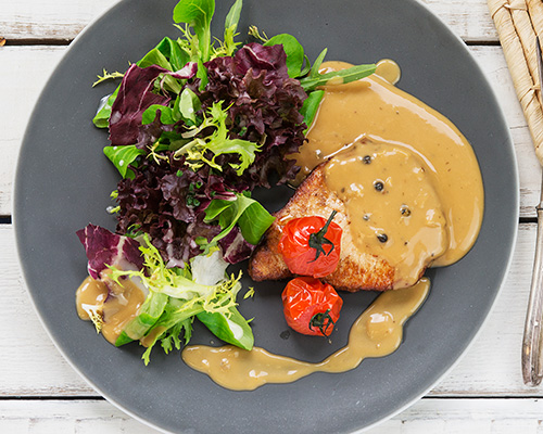 Pfefferrahmsauce Sahnesauce mit ganzen grünen Pfefferkörnern, leichte Bindung.