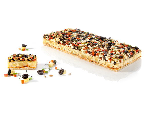 Olive and pepper quiche with pine nuts and mountain cheese, 14 x 13.3 cm.