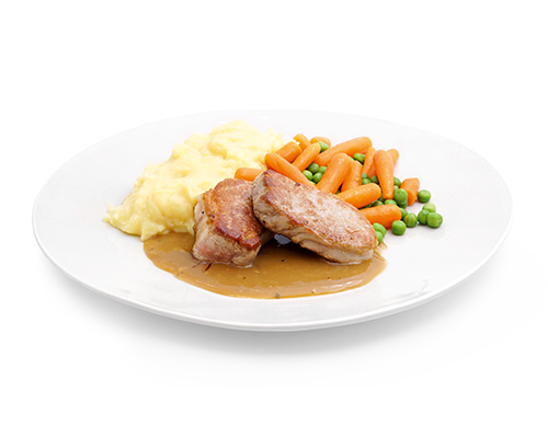 Schweinemedaillons in Pfefferrahmsauce, mit Erbsen-Karotten-Gemüse und Kartoffelpüree.