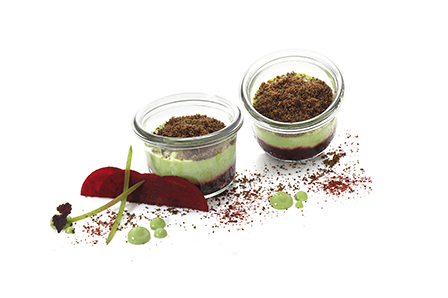 Erbsen feat. Rote Bete Erbsencreme mit Kokosmilch, süß-saures Rote-Bete-Relish und ein Topping aus Olivenerde, Negativ für kleines Weckglas.
