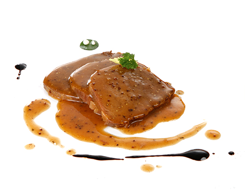 Delikatny rostbef w sosie musztardowym, pokrojony w plastry.