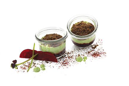 Erbsen feat. Rote Bete Erbsencreme mit Kokosmilch, süß-saures Rote-Bete-Relish und ein Topping aus Olivenerde, im kleinen Weckglas.