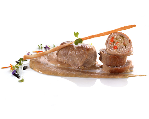 Jungschweinröllchen gefüllt mit pikanter Farce und Gemüse, in Dreierlei-Senf-Sauce.