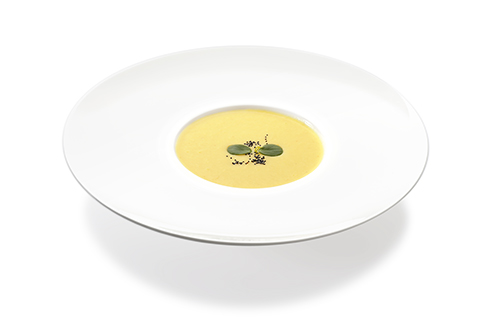 High-calorie cream of sweetcorn soup rounded off with turmeric and curry.