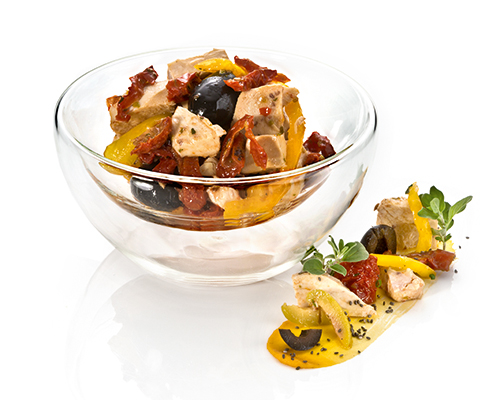 Geflügelsalat à la Toskana mit Hühnerbrust, mit getrockneten Tomaten, Paprika und Oliven, in Essig-Öl-Dressing.