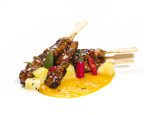Hähnchenspieß-Yakitori mit Ananas, gegart.