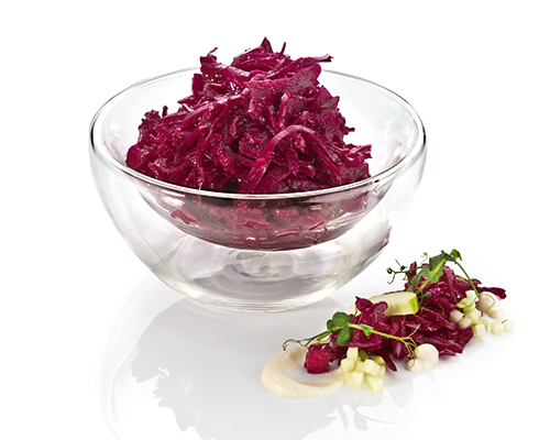 Blaukraut-Apfel-Salat Blaukrautstreifen mit Apfelwürfeln, in Essig-Öl-Dressing.