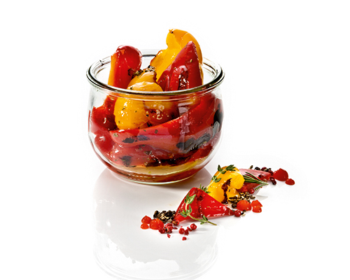 Gegrillte Paprika rote und gelbe Paprikahälften, in Kräuter-Knoblauch-Öl.