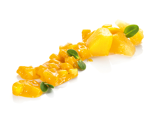 Gelbe Grütze mit Mangos, Ananas und Passionsfrüchten.