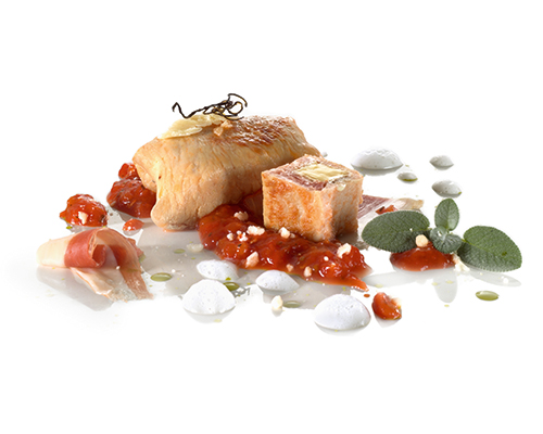 Putenröllchen gefüllt mit Bacon, Salbei und Mozzarella, in mediterraner Tomatensauce geschmort.