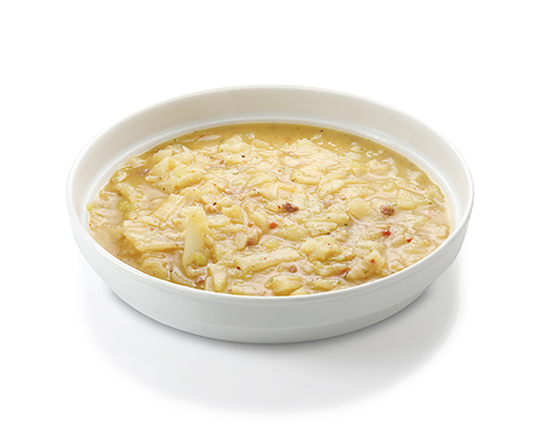 Gulasz z białego węgla z wędzonym mięsem i ziemniakami, dopełniony chrzanem i chili.