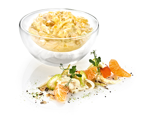 Waldorfsalat mit Sellerie, Ananas, Mandarinen, Haselnüssen und Äpfeln, in würziger Salatcreme.