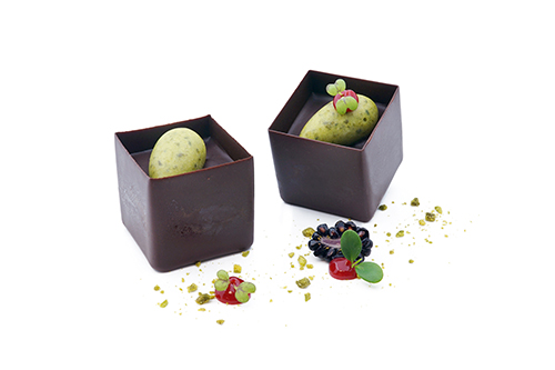 Sanders Cube "Dubai Style" melt-in-the-mouth pistachio cream with white couverture and honey, caramelised pistachios and a creamy pistachio nougat, in a crispy chocolate coating, 4.5 x 4.5 cm.