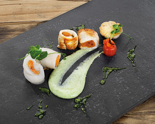 Schollenröllchen »Provencale« roh, gefüllt mit mediterranem Ratatouille-Gemüse.