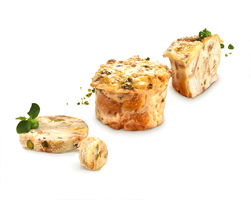 Brioche cake Airy cake made from brioche dough, rounded off with pistachios, ø 6 cm.