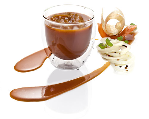 Zwiebelsauce mit Zwiebeln, Rosmarin und Thymian, leichte Bindung.