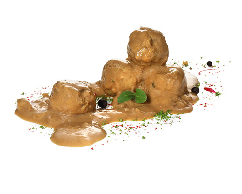 Vegane Köttbullar veganer Hackbällchenersatz auf Weizenproteinbasis in Preiselbeerrahmsauce.