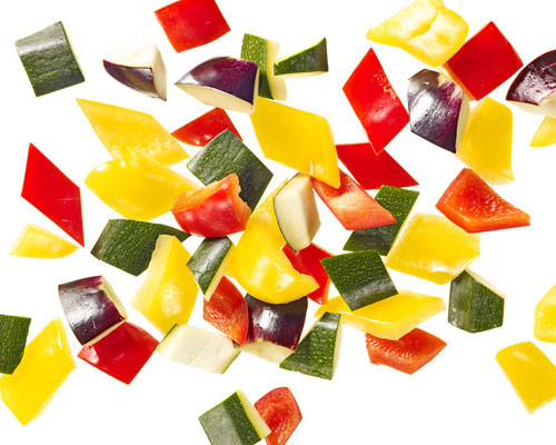 Gemüsemischung "Ratatouille" große Stücke von Zucchini, Auberginen, roter und gelber Paprika.