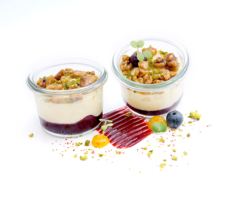 Tonkabohnen-Crème-Brûlée mit Rotweinbirnenragourt und ein Topping aus karamellisierten Walnüssen, im kleinen Weckglas.